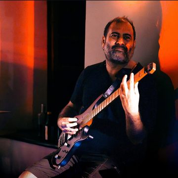 Elvis Lobo, Goa guitarist, live photo 4