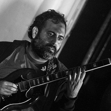 Elvis Lobo, Goa guitarist, live photo 7